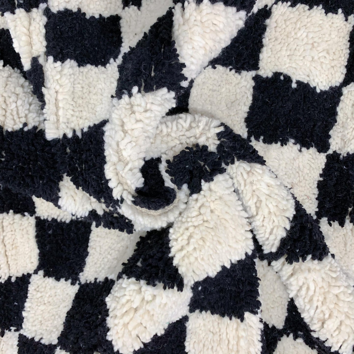 close-look-at-the wool-of-mwoven-Moroccan-black-and-white-checkered-rug