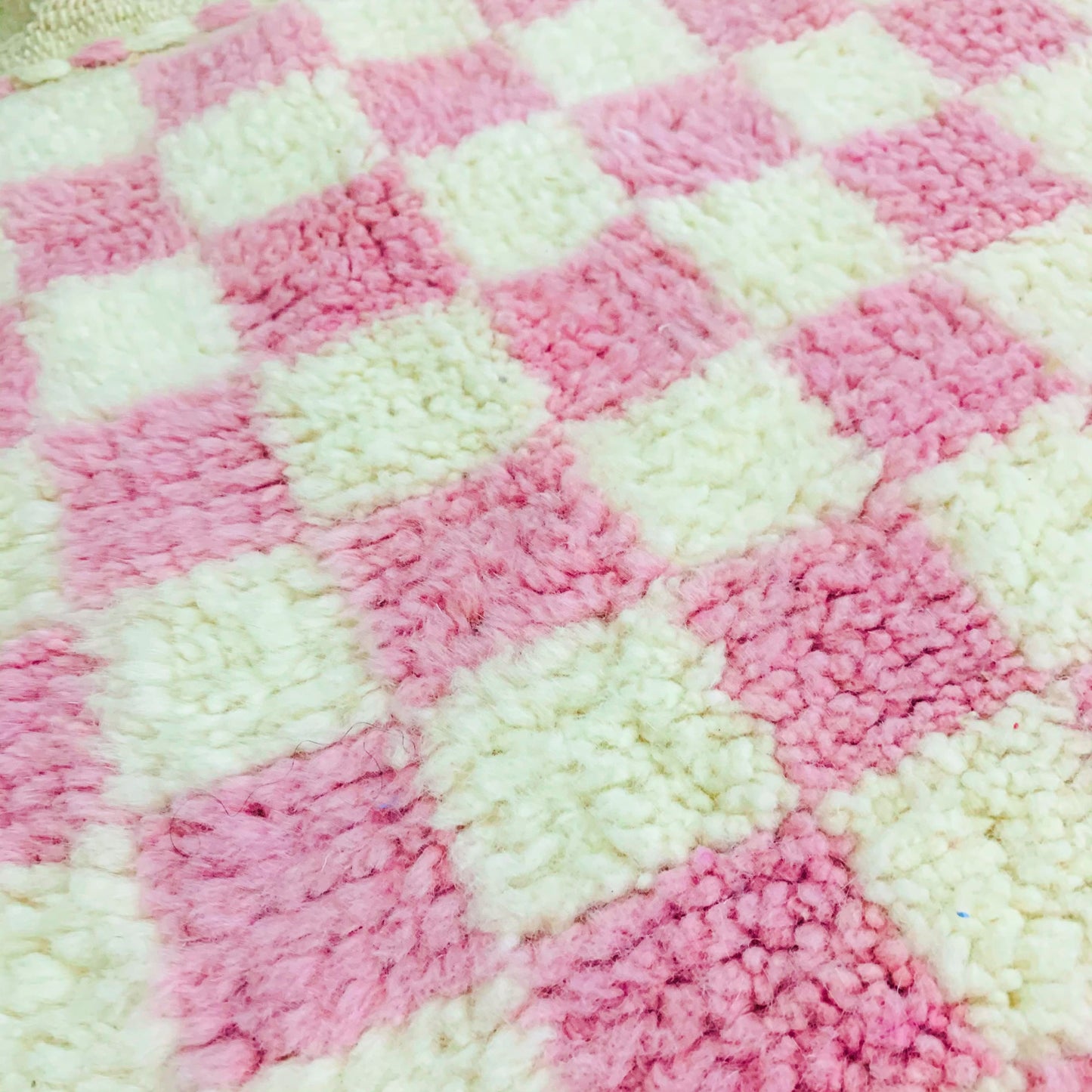 pinky-living-room-checkered-rug