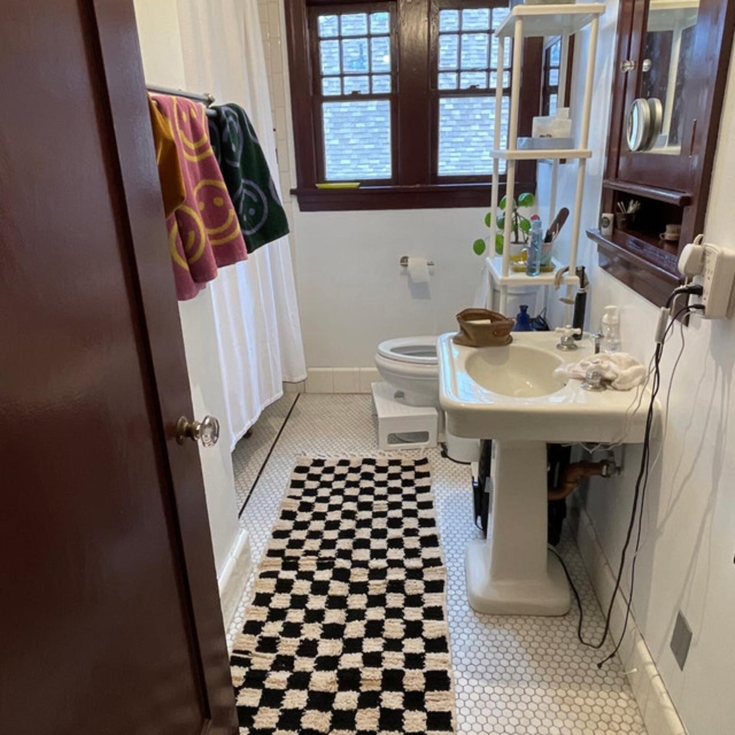 Black-white-Checkered-RUNNER-in-bathroom-in-mansion-Los-angeles-california