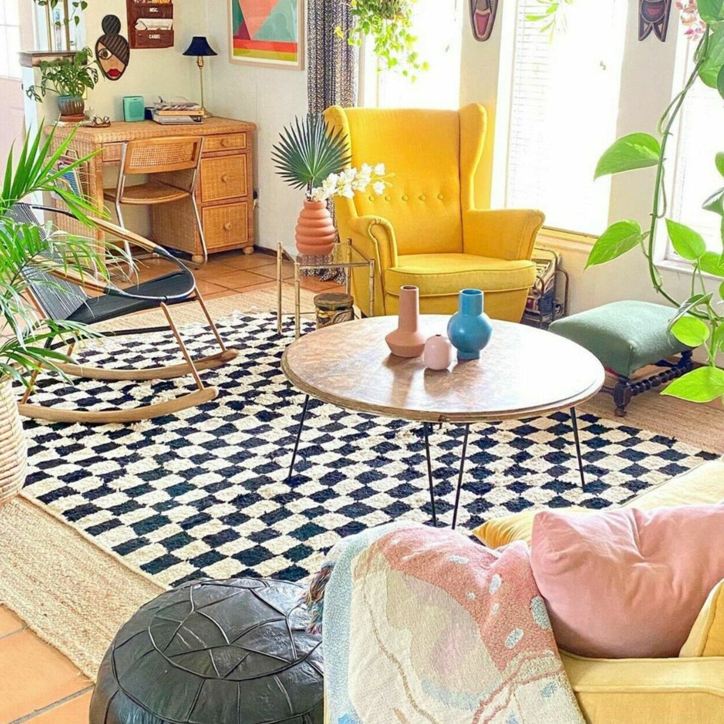 black-and-white-checkered-rug-in-stuning-living-room-with-plants