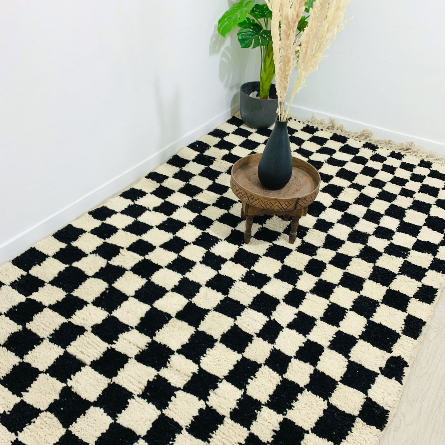 moroccan-black-and-white-checkered-rug-in-kitchen-in-new-york-apartment-usa
